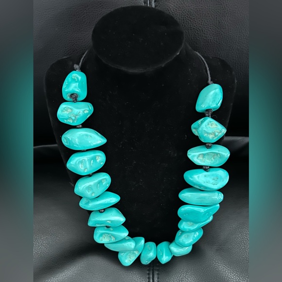 Beautiful, handmade statement necklace in synthetic turquoise stone - Picture 1 of 7